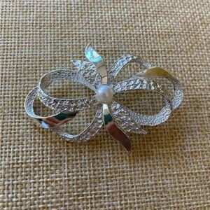 Gerrys Signed‎ Bow w/ Faux Pearl Vintage Brooch